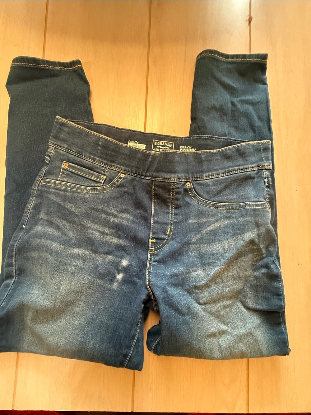 LEVI Totally Shaping- Signature Pull On Skinny